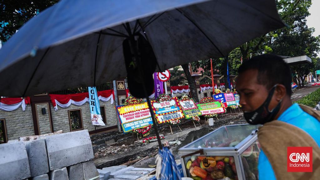 FOTO: Banjir Karangan Bunga Dukungan di Mabes Polri